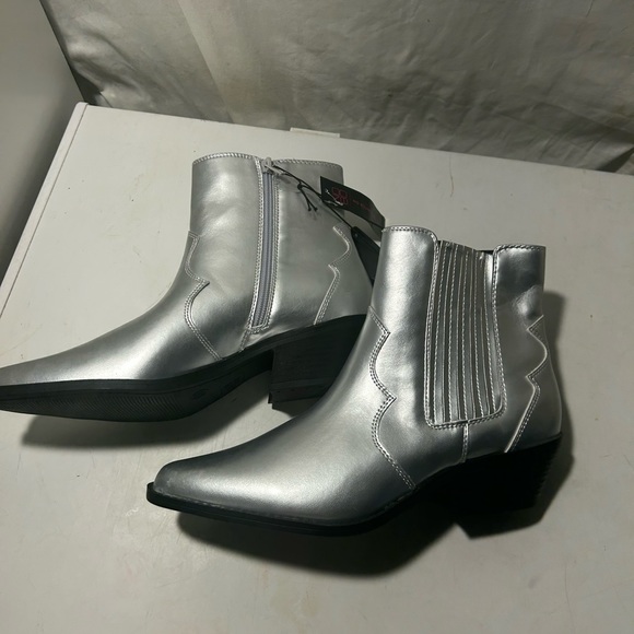 Silver western look ankle boots , 1.5” block heel ,zip sides size 11 NWT - Picture 4 of 6
